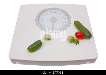 Échelle avec des légumes frais isolé sur fond blanc Banque D'Images