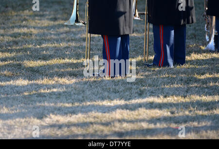 Washington DC, USA . Feb 11, 2014.Les membres de la garde d'honneur sont observés au cours d'une cérémonie de bienvenue organisée par le président des États-Unis, Barack Obama, pour visiter le président français François Hollande sur la pelouse Sud de la Maison Blanche à Washington DC, capitale des États-Unis, Fed. 11, 2014. Source : Xinhua/Alamy Live News Banque D'Images