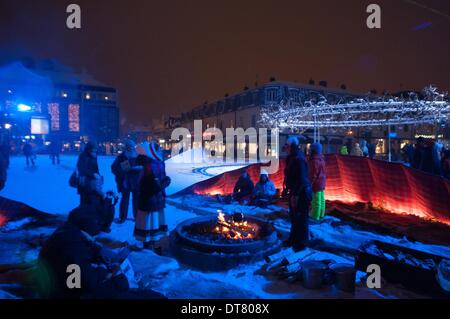 Umea, Suède, Allemagne. 1er février, 2014. 1 février 2014, Umea, Suède : premier week-end de festivités que la ville d'Umea, Suède a été introduit comme la capitale de l'Europe de la Culture 2014 promantly affiche culture sami et des douanes. Ce refuge Sami typique, composé d'un énorme chaudron bouillant de bouillon de cuisson de la viande de renne sur un feu ouvert entouré de marbre recouvert de fourrure, est ici installé à Radhustorget, la place principale d'Umea. © Rob Schoenbaum/ZUMA/ZUMAPRESS.com/Alamy fil Live News Banque D'Images