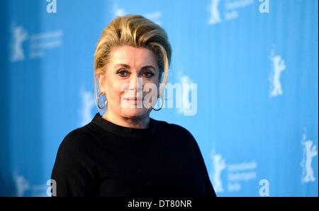 Berlin, Allemagne. Feb 11, 2014. L'actrice française Catherine Deneuve pose pendant la photocall pour "dans la cour" (titre original : Dans la cour) au 64e Festival du Film de Berlin à Berlin, Allemagne, 11 février 2014. Le film est présenté dans la section Berlinale Gala spécial du festival, qui se déroule du 06 au 16 février 2014. Photo : Jens Kalaene/dpa/Alamy Live News Banque D'Images