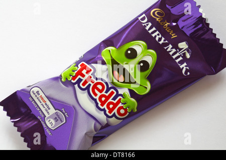 Enveloppé de lait Cadbury Freddo barre de chocolat sur fond blanc Banque D'Images