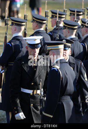 Washington DC, USA . Feb 11, 2014. Un membre de la garde d'honneur (L) quitte après il s'est évanoui pendant une cérémonie de bienvenue organisée par le président des États-Unis, Barack Obama, pour visiter le président français François Hollande sur la pelouse Sud de la Maison Blanche à Washington DC, capitale des États-Unis, Fed. 11, 2014. Source : Xinhua/Alamy Live News Banque D'Images