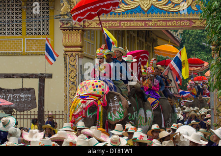 Vêtus de costumes criards initie et lunettes en procession sur les éléphants du Wat Hat Siao, Elephant Retour Cérémonie d'Ordination (Buat Chang), si Sachanalai, Sukhothai, Thaïlande Banque D'Images