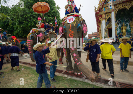 Vêtus de costumes criards initie et lunettes en procession sur des éléphants au Wat Hat Siao, Elephant Retour Cérémonie d'Ordination (Buat Chang), si Sachanalai, Sukhothai, Thaïlande Banque D'Images