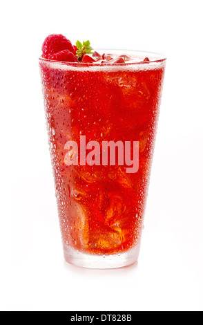 Un verre de soda framboise avec des cubes de glace et de condensation on white Banque D'Images