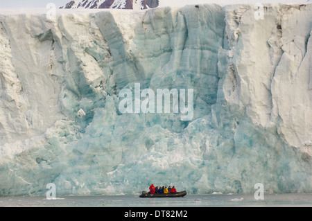 Zodiac en face de l'Samarinbreen Glacier, Hornsund, l'île du Spitzberg, archipel du Svalbard, Norvège Banque D'Images