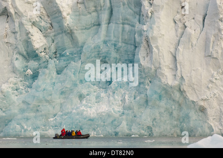 Zodiac en face de l'Samarinbreen Glacier, Hornsund, l'île du Spitzberg, archipel du Svalbard, Norvège Banque D'Images