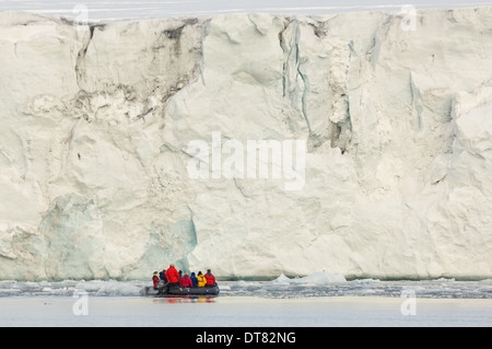 Zodiac en face de l'Samarinbreen Glacier, Hornsund, l'île du Spitzberg, archipel du Svalbard, Norvège Banque D'Images