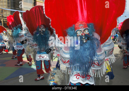 Les participants de l'association de Morenada représentant les anciens esclaves, faisant leur danse traditionnelle dans le défilé du carnaval. Banque D'Images