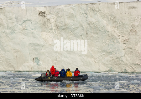 Zodiac en face de l'Samarinbreen Glacier, Hornsund, l'île du Spitzberg, archipel du Svalbard, Norvège Banque D'Images