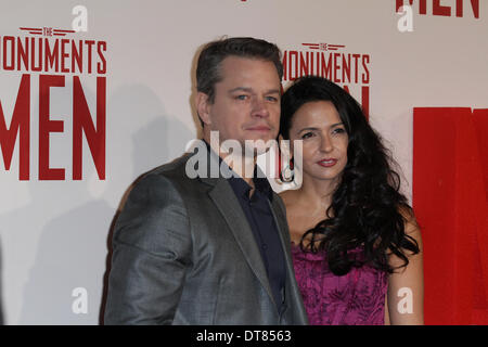 Londres, Royaume-Uni, 11 février 2014. Matt Damon et Luciana Barroso assister à la première du film Les hommes les monuments à l'Odeon Leicester Square. Banque D'Images