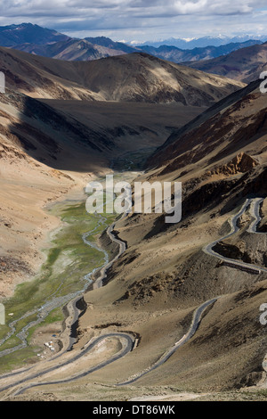 Route sinueuse menant à l'Taglang La pass sur la route Leh-Manali, (Ladakh) Jammu-et-Cachemire, l'Inde Banque D'Images