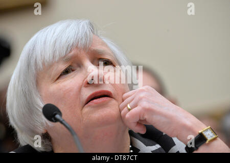 Washingtong, USA. Feb 11, 2014. Président de la Réserve fédérale américaine, Janet Yellen donne son premier témoignage devant le Congrès au cours d'une audience du Comité des services financiers de la Chambre sur la colline du Capitole à Washington DC, capitale des États-Unis, le 11 février 2014. Yellen a déclaré mardi qu'elle continuera de mettre en œuvre la politique monétaire de l'ancien président Ben Bernanke. © Zhang Jun/Xinhua/Alamy Live News Banque D'Images