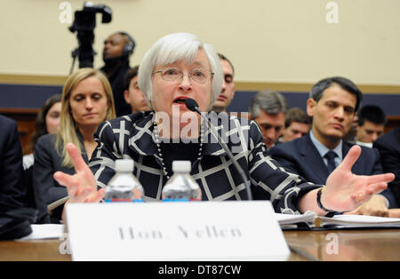 Washingtong, USA. Feb 11, 2014. Président de la Réserve fédérale américaine, Janet Yellen donne son premier témoignage devant le Congrès au cours d'une audience du Comité des services financiers de la Chambre sur la colline du Capitole à Washington DC, capitale des États-Unis, le 11 février 2014. Yellen a déclaré mardi qu'elle continuera de mettre en œuvre la politique monétaire de l'ancien président Ben Bernanke. © Zhang Jun/Xinhua/Alamy Live News Banque D'Images