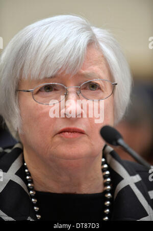 Washingtong, USA. Feb 11, 2014. Président de la Réserve fédérale américaine, Janet Yellen donne son premier témoignage devant le Congrès au cours d'une audience du Comité des services financiers de la Chambre sur la colline du Capitole à Washington DC, capitale des États-Unis, le 11 février 2014. Yellen a déclaré mardi qu'elle continuera de mettre en œuvre la politique monétaire de l'ancien président Ben Bernanke. © Zhang Jun/Xinhua/Alamy Live News Banque D'Images