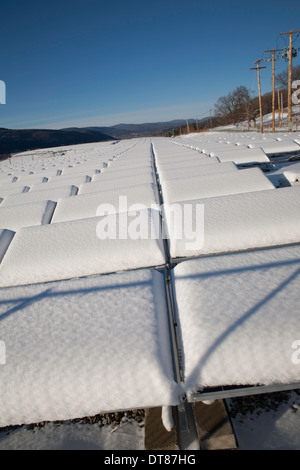 Collecteurs solaires ne recueillent pas beaucoup de soleil après une lourde tempête de neige à New England's Berkshires. Banque D'Images