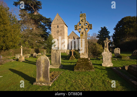 Croix celtique dans le cimetière de St James Church, Aguamite, Herefordshire, Angleterre, Royaume-Uni. Un bâtiment classé grade 1 datant du 12e siècle. Banque D'Images