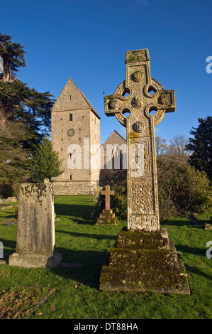 Croix celtique dans le cimetière de St James Church, Aguamite, Herefordshire, Angleterre, Royaume-Uni. Un bâtiment classé grade 1 datant du 12e siècle. Banque D'Images