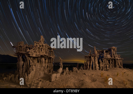 Star Trails et des formations de tuf de sable au lac Mono, en Californie. Banque D'Images