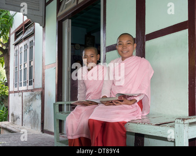 Deux jeunes moniales avec leurs livres, Dya Kya di tre antiq, Mandalay, Myanmar Banque D'Images