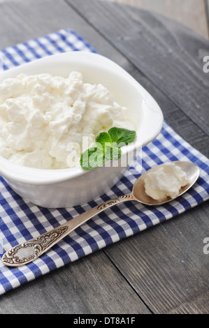 Dans un bol de fromage ricotta à la menthe sur fond de bois Banque D'Images