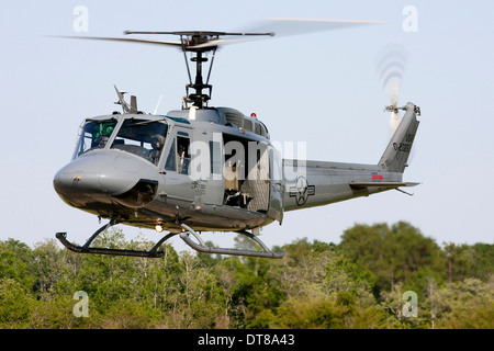 Un U.S. Air Force TH-1H Huey II lors d'une sortie de formation dans l'Alabama. Banque D'Images