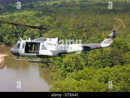 Un U.S. Air Force UH-1H Huey dans une expérience. Banque D'Images