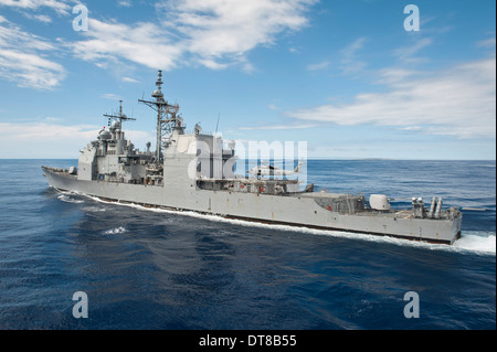 USS Princeton mène des opérations aériennes avec un Sea Hawk MH-60R. Banque D'Images