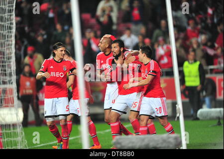 Lisbonne. Feb 11, 2014. Les joueurs du Benfica célébrer au cours de la Premier League match de football portugais contre le Sporting au stade de la Luz à Lisbonne, Portugal le 11 février, 2014. Benfica a gagné 2-0. © Zhang Liyun/Xinhua/Alamy Live News Banque D'Images