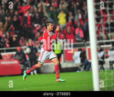 Lisbonne. Feb 11, 2014. Le Benfica Enzo Perez célèbre portugais au cours de la Premier League match de football contre le Sporting au stade de la Luz à Lisbonne, Portugal le 11 février, 2014. Benfica a gagné 2-0. © Zhang Liyun/Xinhua/Alamy Live News Banque D'Images