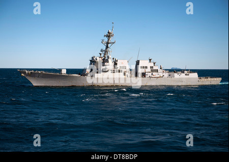 24 juillet 2013 - lance-missiles le destroyer USS Momsen (DDG-92) transits la Mer de Corail pendant l'exercice 2013 Sabre Talisman. Banque D'Images