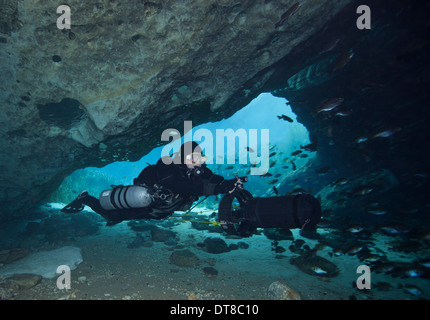 Un plongeur à l'aide d'un véhicule à propulsion de plongeur le système de grottes de Blue Springs. Banque D'Images