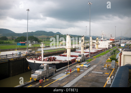 Le Miraflores Locks sur le Canal de Panama sont un ingénieur marvel, permettant aux navires de passer de géant pacifique à l'océan Atlantique. Banque D'Images