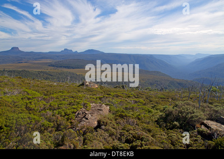 Nuages au-dessus de Cradle Mountain et Barn Bluff, vue depuis les pistes du mont Pelion West Banque D'Images