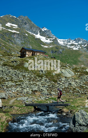 Refuge de montagne Cabane de Louvie Louvie au-dessus du ruisseau, Val de Bagnes, Valais, Suisse Banque D'Images