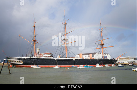 Au début de la machine à vapeur powered blindée, à coque en fer navire de guerre HMS Warrior, construite en 1860, avec rainbow, Portsmouth England UK Banque D'Images