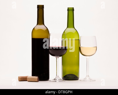 Vin rouge Vin blanc et verres à vin isolé sur fond blanc Banque D'Images
