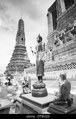 Statues de Bouddha thaï au Wat Arun, temple thaïlandais en noir et blanc, Bangkok, Thaïlande Banque D'Images