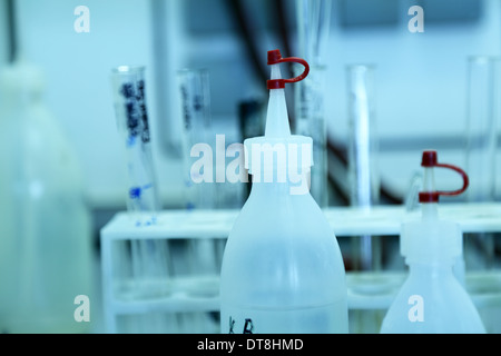 Les outils de la chimie dans un laboratoire Banque D'Images