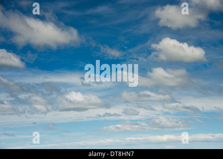 Les cumulus contre ciel bleu clair Banque D'Images