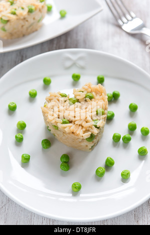 Risotto végétarien avec pois et forme de coeur Banque D'Images