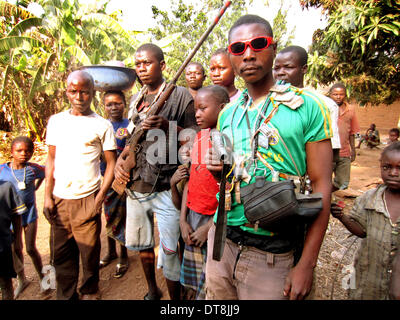 Document - Un document d'Amnesty International en date du 28 janvier 2014 La photo montre un groupe d'anti-balaka (milice chrétienne) sur la route entre Bossemptele et Bozoum, République centrafricaine. Photo : AMNESTY INTERNATIONAL / AHNDOUT/usage éditorial uniquement/crédit obligatoire/PAS DE VENTES Banque D'Images