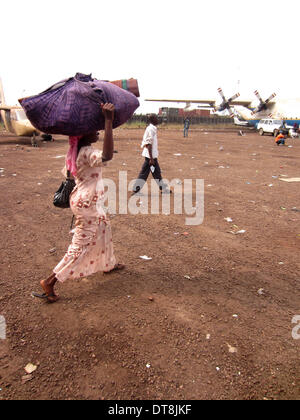 Document - Un document d'Amnesty International en date du 31 janvier 2014 La photo montre une femme musulmane transporter ses effets personnels à attendre un avion pour l'amener à la sécurité dans le Tchad, la République centrafricaine. Photo : AMNESTY INTERNATIONAL / document/usage éditorial uniquement/crédit obligatoire/PAS DE VENTES Banque D'Images