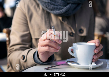 SMOKING FEMME Banque D'Images