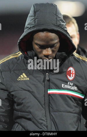 Naples, Italie. Feb 8, 2014. Milan's Italian avant Mario Balotelli quitte le champ la tête en bas, à la fin de la Serie A italienne match de football entre SSC Napoli et le Milan AC au stade San Paolo le 8 février 2014. © Franco Romano/NurPhoto ZUMAPRESS.com/Alamy/Live News Banque D'Images