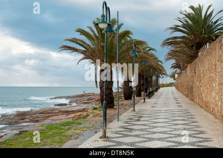 Promenade pavée en mosaïque par la plage de Praia da Luz, à l'ouest de l'Algarve région du Portugal Banque D'Images