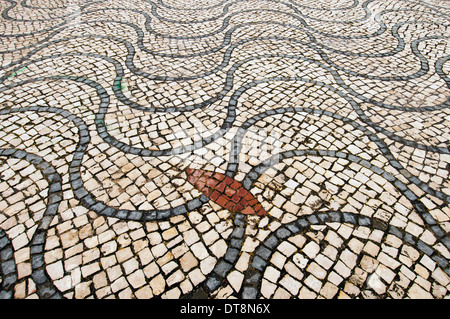 Ligne ondulée pavées de mosaïque des modèles dans la rue, Luz Portugal Banque D'Images
