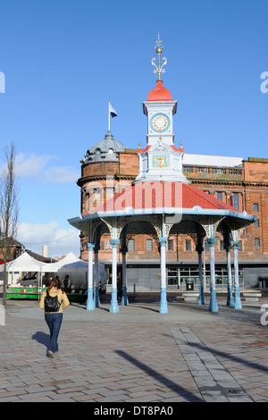 Le « Brigton Umbrella », un abri victorien en fonte et tour d'horloge fabriqué par George Smith en 1874, Bridgeton Cross, Glasgow, Écosse. Banque D'Images