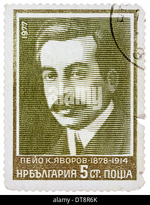 Bulgarie - circa 1977 : timbres en Bulgarie montre portrait Peyo Yavorov - poète symboliste bulgare, vers 1977 Banque D'Images