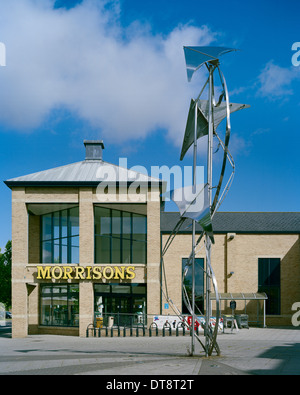 Metal sculpture moderne supermarché Morrisons extérieur en grand Cambourne Cambridgeshire Banque D'Images